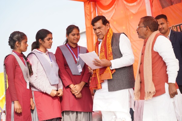 मऊ के मधुबन में ऐतिहासिक रोजगार मेला, मंत्री ए. के. शर्मा ने युवाओं को सौंपे नियुक्ति पत्र