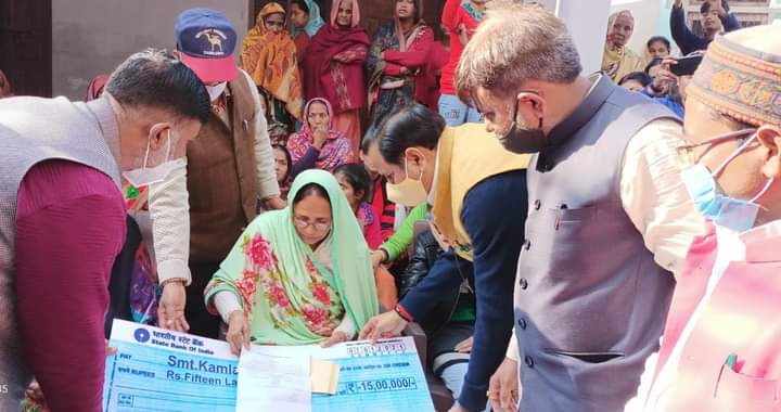 कैबिनेट मंत्री ने शहीद परिवार को 50 लाख रुपये की सहायता राशि का चेक प्रदान किया