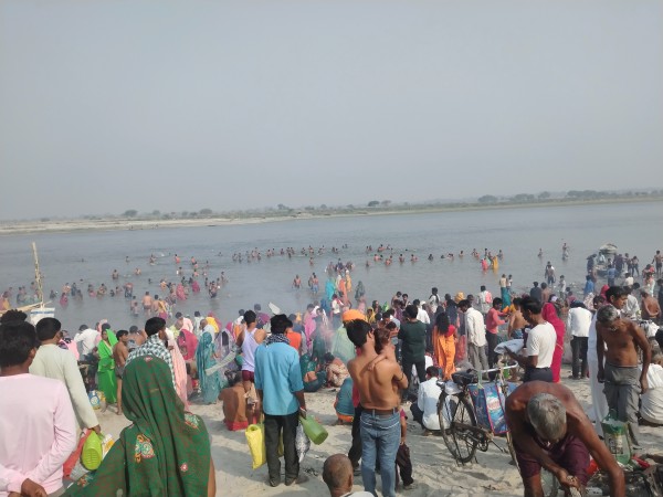 चैत्र नवरात्रि के प्रथम दिन हजारों श्रद्धालुओं ने गंगा में लगाई आस्था की डुबकी