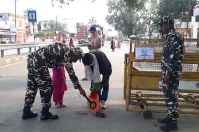 भारत - नेपाल सीमा पर रविवार को गैंगस्टर विकास दुबे के पोस्टर चस्पा किए गए हैं।