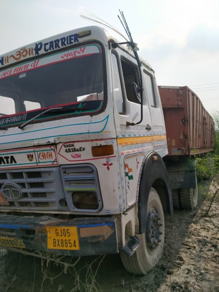 बकुलाही नदी में लावारिस खड़े ट्रेलर से मचा हड़कंप