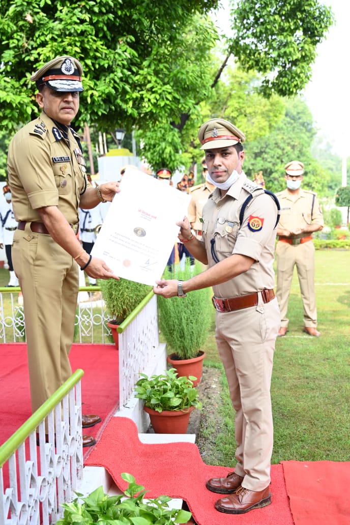 एडीजी पीएसी मेडल पाने वाले अधिकारियों को किया सम्मानित