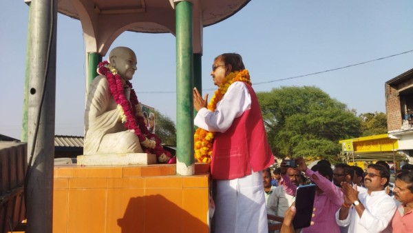 सीडब्ल्युसी मेंबर ने किया स्वामी करपात्री जी की प्रतिमा पर माल्यार्पण, अमन व शांति पर दिया जोर