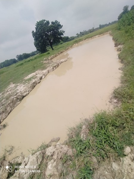 किसान के खेत की मिट्टी खोद ले गए प्रधान, न्याय के लिए भटक रहा  पीड़ित