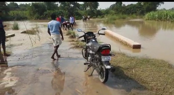 बाढ़ का कहर रोड कटने से पचासों गांवों का आवागमन ठप
