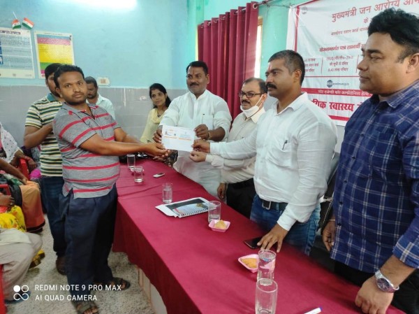आरोग्य मेले में आयुष्मान कार्ड पाकर खिले चेहरे