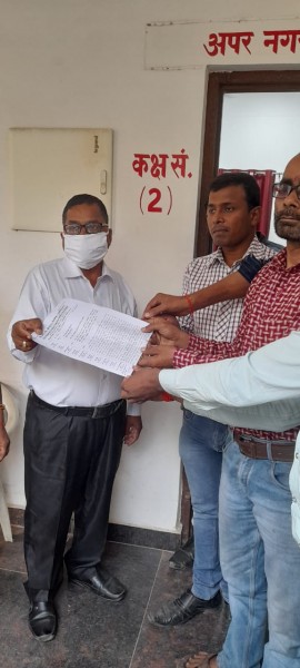 विद्युत कनेक्शन न मिलने पर भड़के ग्रामीण, अधिशासी अभियंता को सौंपा ज्ञापन
