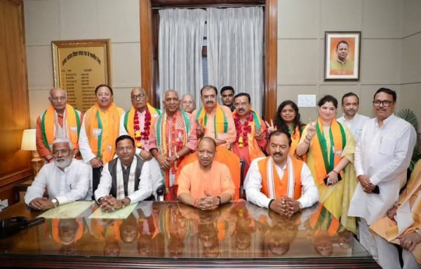मुख्यमंत्री योगी की उपस्थिति में भाजपा प्रत्याशियों ने किया नामांकन