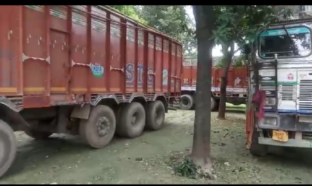 खनन कर रहे 6 ट्रको को खनन अधिकारी ने रामपुर मथुरा पुलिस की अभिरक्षा मे सौपा।
