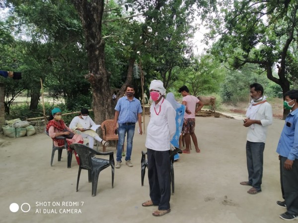 कोविड महामारी के दौरान मान्धाता पीएचसी में गाँव गाँव स्वास्थ्य टीम द्वारा कराई जा रही है जांच एवं सैनेटाइजेशन