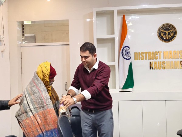 जनता दर्शन में आए वृद्ध को डीएम ने प्रदान किया कम्बल