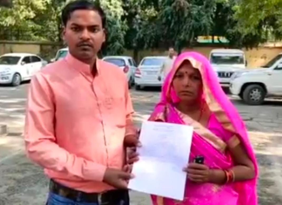 मिर्जापुर पुलिस अधीक्षक को एक महिला ने पत्रक सौंप डॉक्टर कि शिकायत की दर्ज।