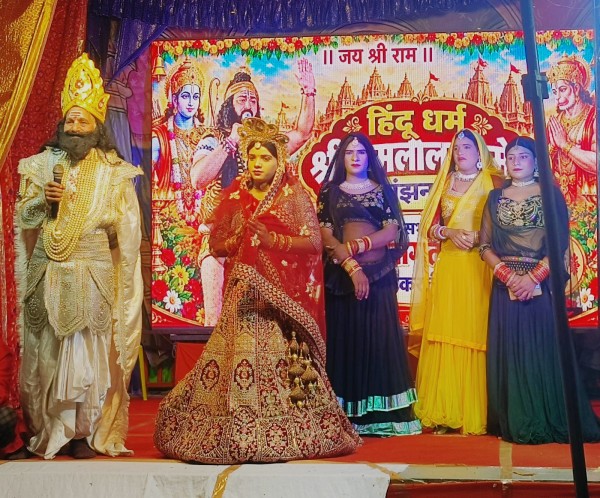 रामलीला मंच पर परशुराम का रौद्र रूप और लक्ष्मण के करारे जवाब देखने उमड़ी जनता