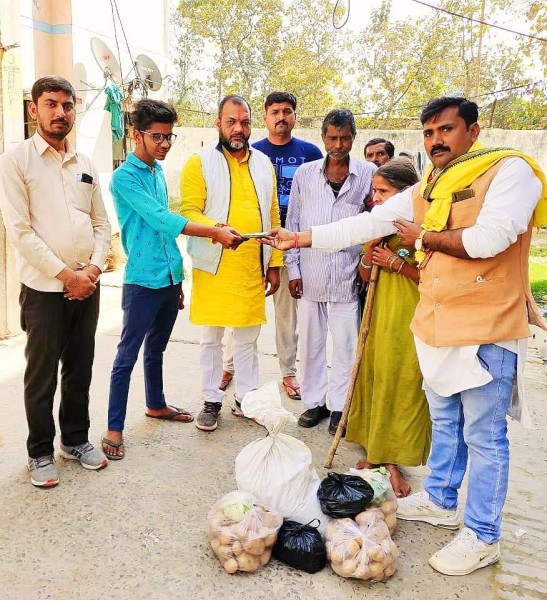 महान क्रांतिकारी चन्द्रशेखर आजाद के पुण्य तिथि पर गरीब परिवार को दिया गया आर्थिक सहायता