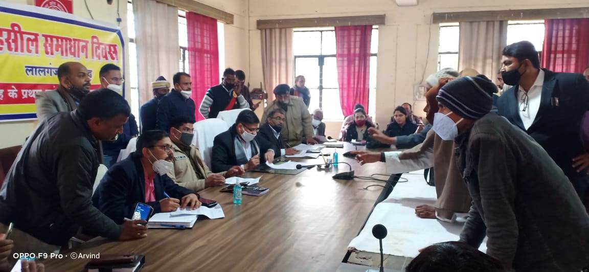 अधिवक्ता के घर डकैती के खुलासे सहित विभिन्न समस्याओं पर वकीलों ने जिलाधिकारी को सौंपा ज्ञापन,