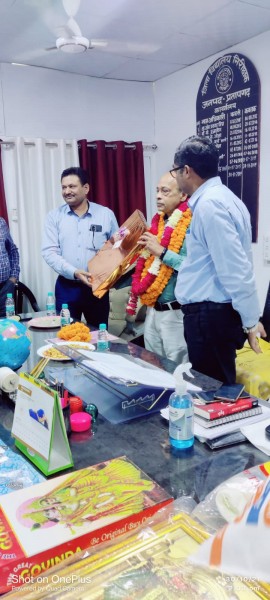सेवानिवृत्त वित्त एवं लेखाधिकारी को दी गई भावभीनी विदाई