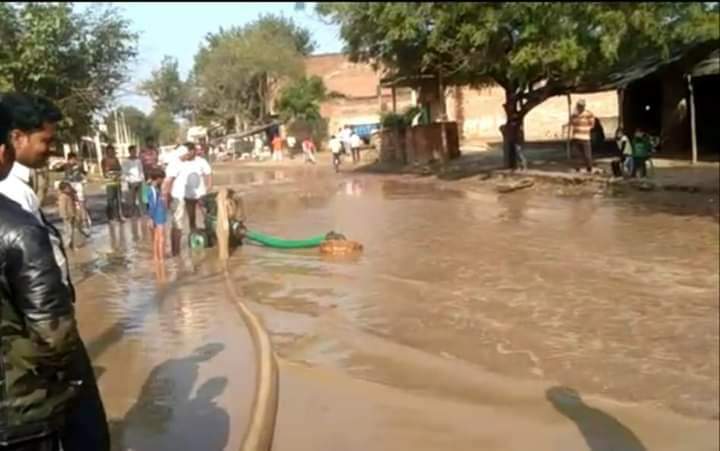 लोक निर्माण विभाग की लापरवाही से सड़क बनी तालाब