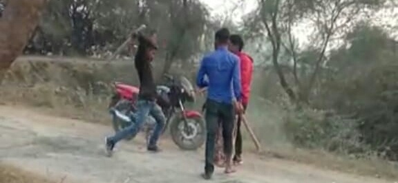 प्रतापगढ में दबंगो को नहीं है कानून का भय, युवक-युवती को सरेआम  बेरहमी से किया पिटाई