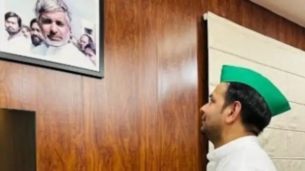 चक्रव्यूह तोड़ने का किया ऐलान पिता लालू यादव की फोटो देखते हुए तेज प्रताप ने कर दिया बड़ा इशारा