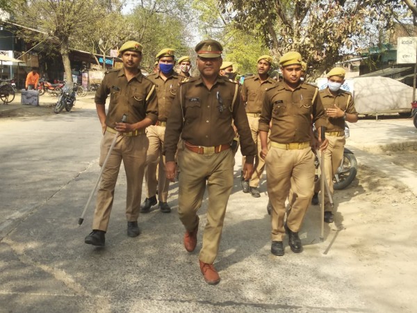 त्यौहार व पंचायत चुनाव के मद्देनजर उड़ैया डीह बाजार में पुलिस ने किया फ्लैग मार्च