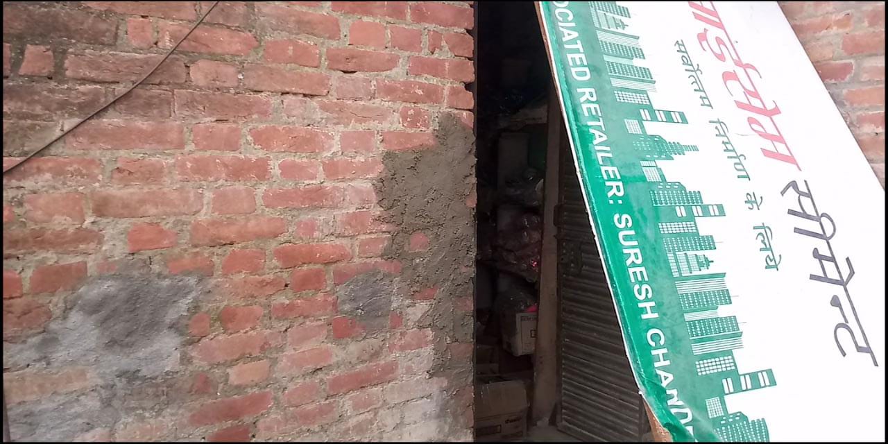 पुलिस चौकी से कुछ ही दूरी पर स्थित किराना स्टोर की दुकान में चोरो ने दीवार में सेंध काटकर चोरी की