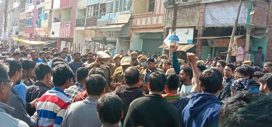 प्रतापगढ में दिन दहाड़े अस्सी लाख़ के आभूषण की लूट, आक्रोशित व्यापारियों ने हाई वे किया जाम