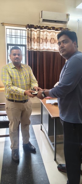 ईमानदार अधिकारी ने यात्री का छूटा पर्स किया वापस, ₹1000 की नकद राशि और ज़रूरी कागजात सही-सलामत लौटाए।