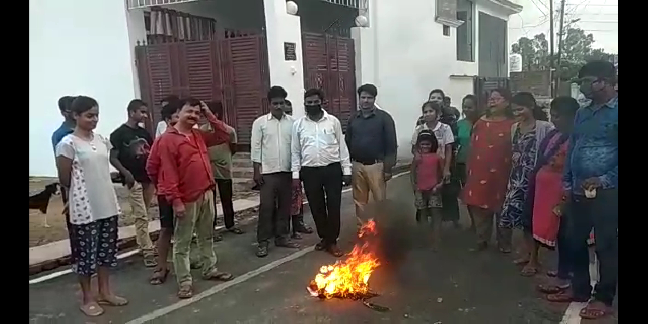 रायबरेली में बच्चों ने अपने खिलौनों को जलाकर चीनी सामानों का किया विरोध