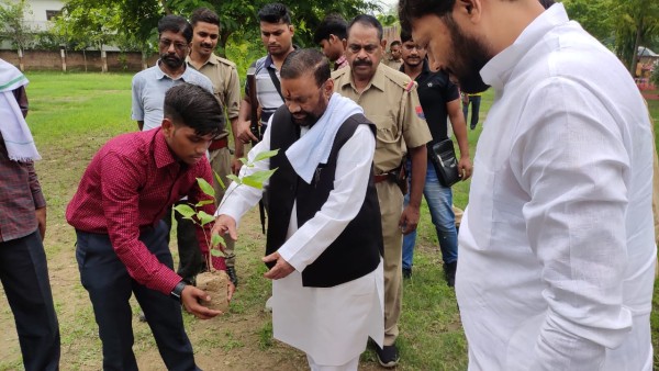 स्मार्ट क्लास का शुभारंभ करने पहुंचे स्वामी प्रसाद मौर्य, विद्यालय प्रांगण में वृक्षारोपण भी किया