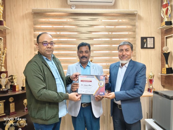 अलीगढ़ यूनिवर्सिटी स्कूल में प्रकाश प्रभाव ने शिक्षकों को किया सम्मानित