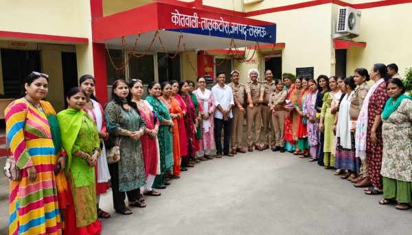 रक्षाबंधन पर पुलिसकर्मियों की कलाई पर बंधी स्नेह और सम्मान की राखी।