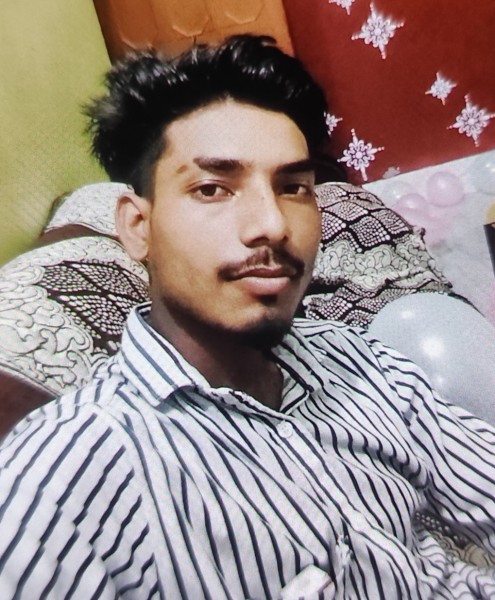 बेकाबू कार ने फुटपाथ पर युवक और मवेशियों को कुचला, मौके पर मौत