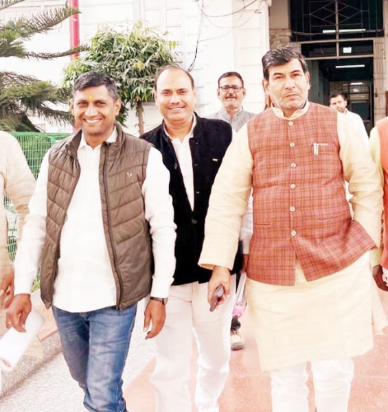 शिक्षामित्रों और अनुदेशकों को सरकार का बड़ा तोहफा, अब मिलेगा कैशलेस इलाज