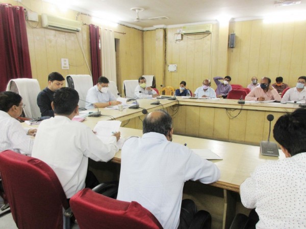 जिलाधिकारी ने कर करेत्तर राजस्व वसूली एवं राजस्व कार्यों की समीक्षा की