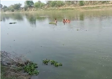 नदी पार करते समय ग्रामीणों से भरी नाव अनियंत्रित होकर नदी में पलटी