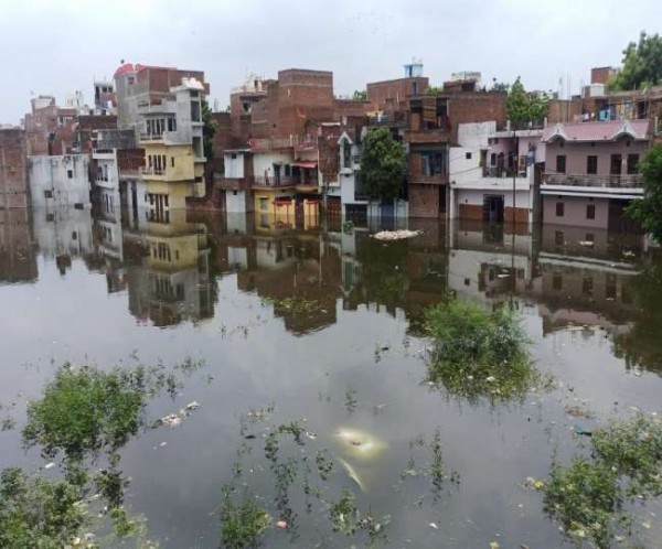 प्रयागराज : गंगा का जल स्तर खतरे के निशान के करीब,सैकड़ों लोगों ने घर छोड़ा।