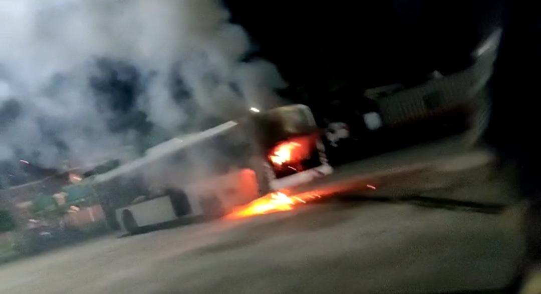 लखनऊ: एयरपोर्ट पर फ्लाइट तक ले जाने वाली बस में लगी आग