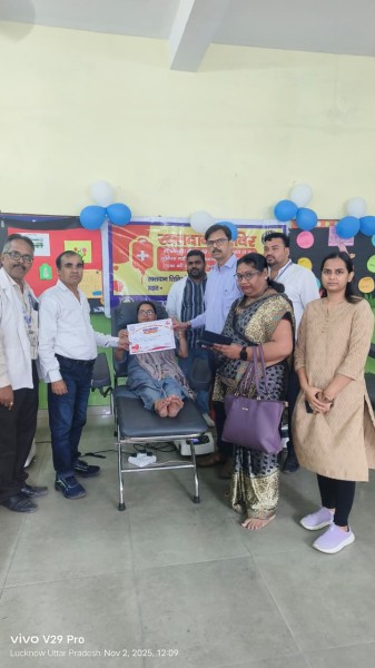 लोक बंधु राजनारायण संयुक्त चिकित्सालय में रक्तदान शिविर का आयोजन किया गया