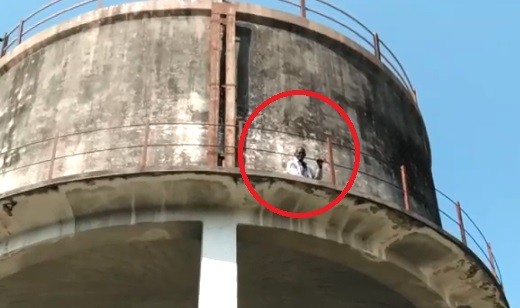 पारिवारिक क्लेश से परेशान युवक चढ़ा पानी की टंकी पर आत्महत्या की दी धमकी