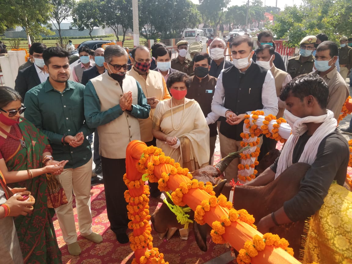 मुख्य सचिव संग महापौर संयुक्ता भाटिया ने किया कान्हा उपवन में गोपाष्टमी में गौ पूजन