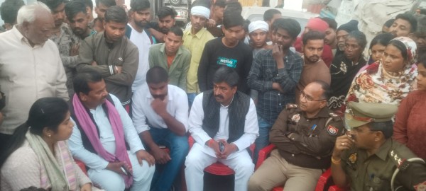 पिकअप की टक्कर से किशोर की मौत, परिजनों ने शव सड़क पर रखकर किया प्रदर्शन