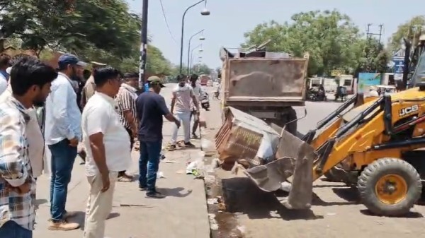 घंटाकर के पास चलाया गया अतिक्रमण हटाओ अभियान