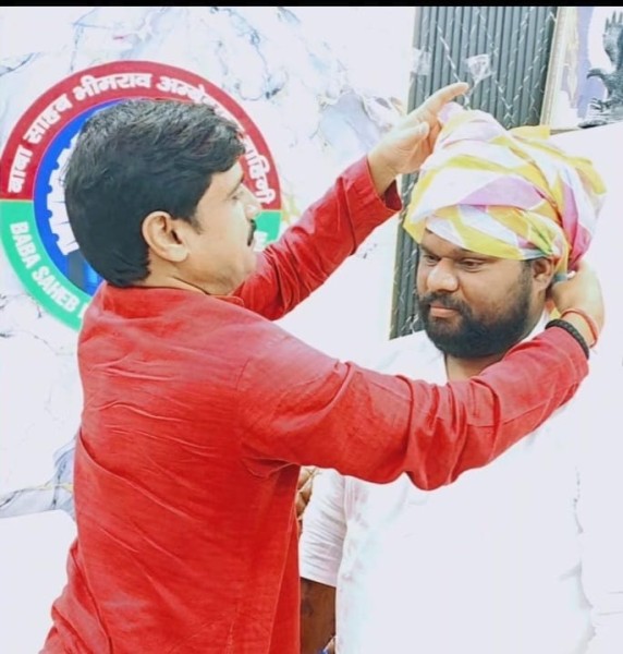 अम्बेडकर वाहिनी के राष्ट्रीय अध्यक्ष से मिले पूर्व ब्लॉक प्रमुख अरविंद नागिल