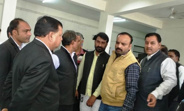 अधिवक्ता पर जानलेवा फायरिंग के आरोपी की गिरफ्तारी न होने पर बढ़ा आक्रोश,  हुई तालाबंदी