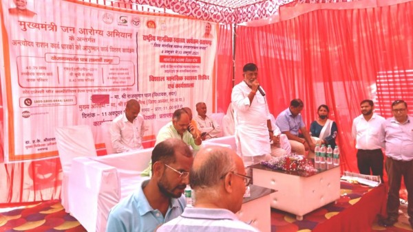 विधायक सदर ने अंत्योदय राशन कार्ड धारकों को आयुष्मान कार्ड का किया वितरण