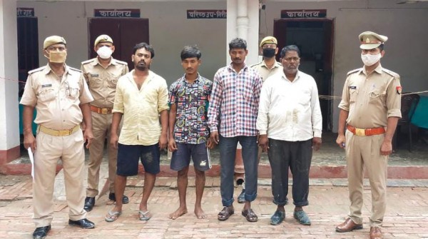 04 गोतस्कर गिरफ्तार, वध हेतु ले जाये जा रहे जानवर व डीसीएम वाहन बरामद
