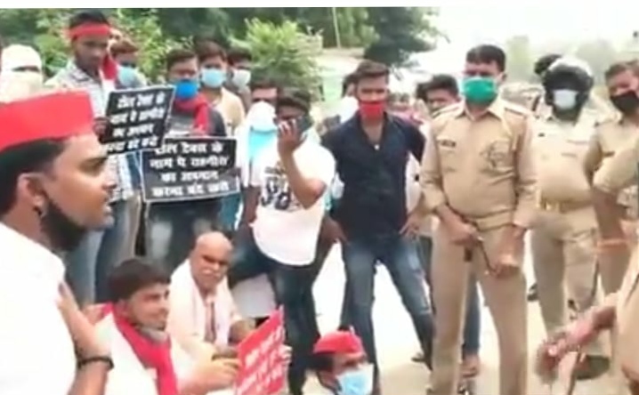 मुंगारी टोल प्लाजा पर अवैध वसूली को लेकर सपा कार्यकर्ता हुए लामबंद।