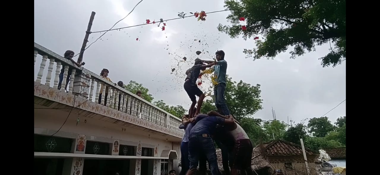 प्रतापगढ़ के हरिहर पुर कैलहा में मनाया गया दहीहांडी का उत्सव