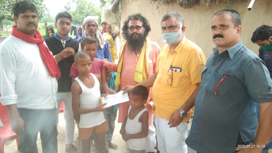 गायत्री गंगा परिवार राजगढ अनाथों की मदद के लिए पहुंचा गांव हतसारा जगेसर गंज