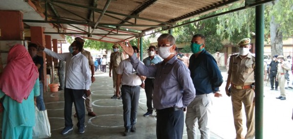 मण्डलायुक्त व आईजी ने हॉट-स्पाट क्षेत्र, गल्ला मण्डी का किया निरीक्षण, निर्देश दिये समाजिक दूरी बनाते हुए करे कार्य 